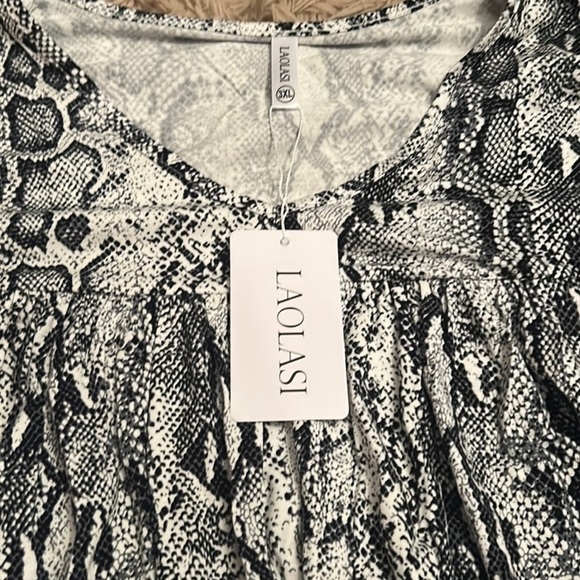 Snakeskin V-Neck Flowy Tunic Blouse - Picture 9 of 10